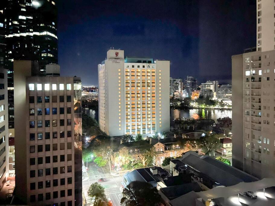 Amazing 2 Bedroom In Cbd! ブリスベン エクステリア 写真
